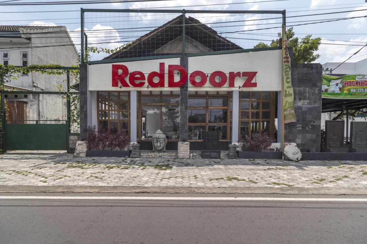 Reddoorz Plus @ Flory Hotel יוגיאקרטה מראה חיצוני תמונה