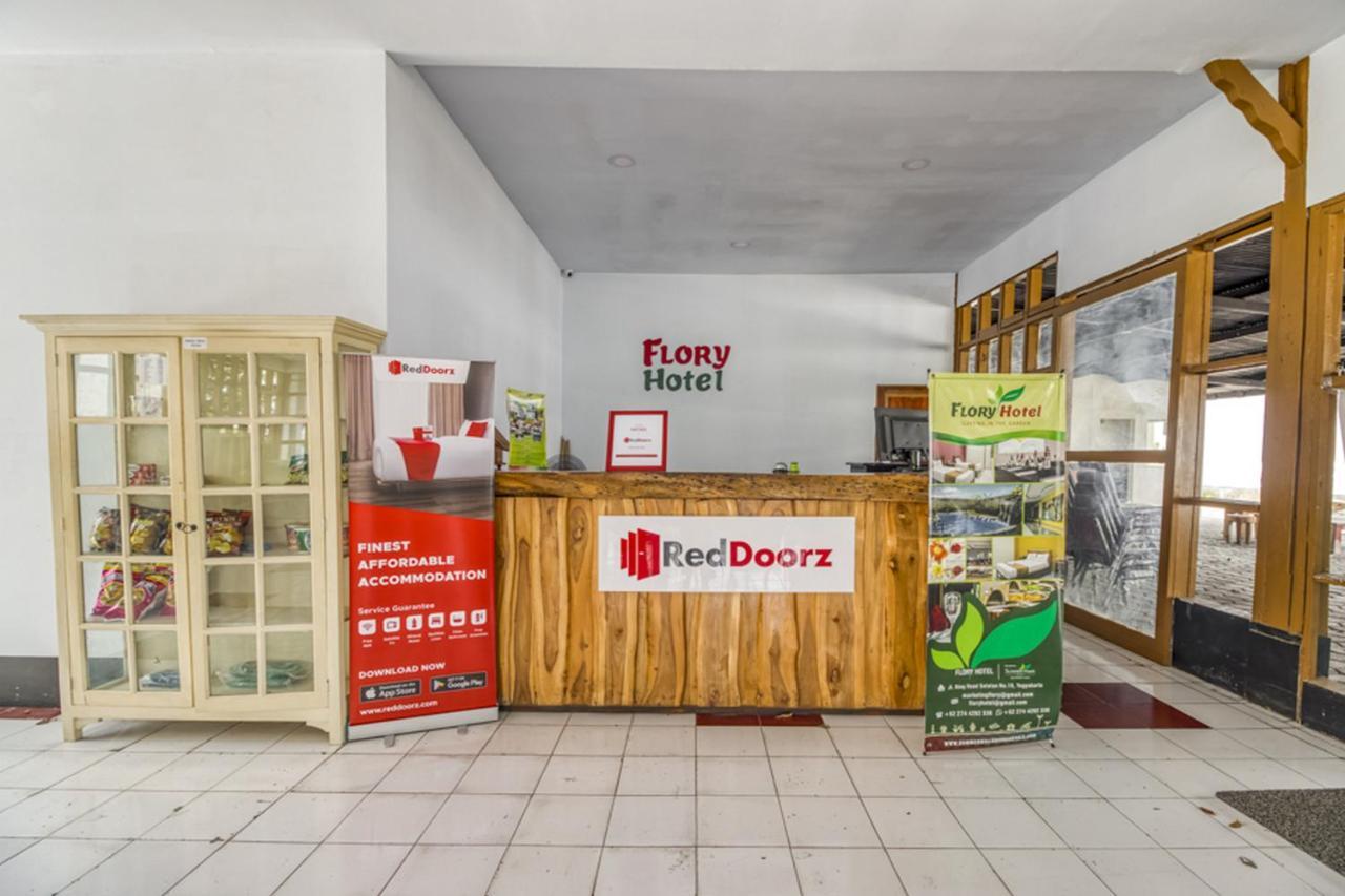 Reddoorz Plus @ Flory Hotel יוגיאקרטה מראה חיצוני תמונה