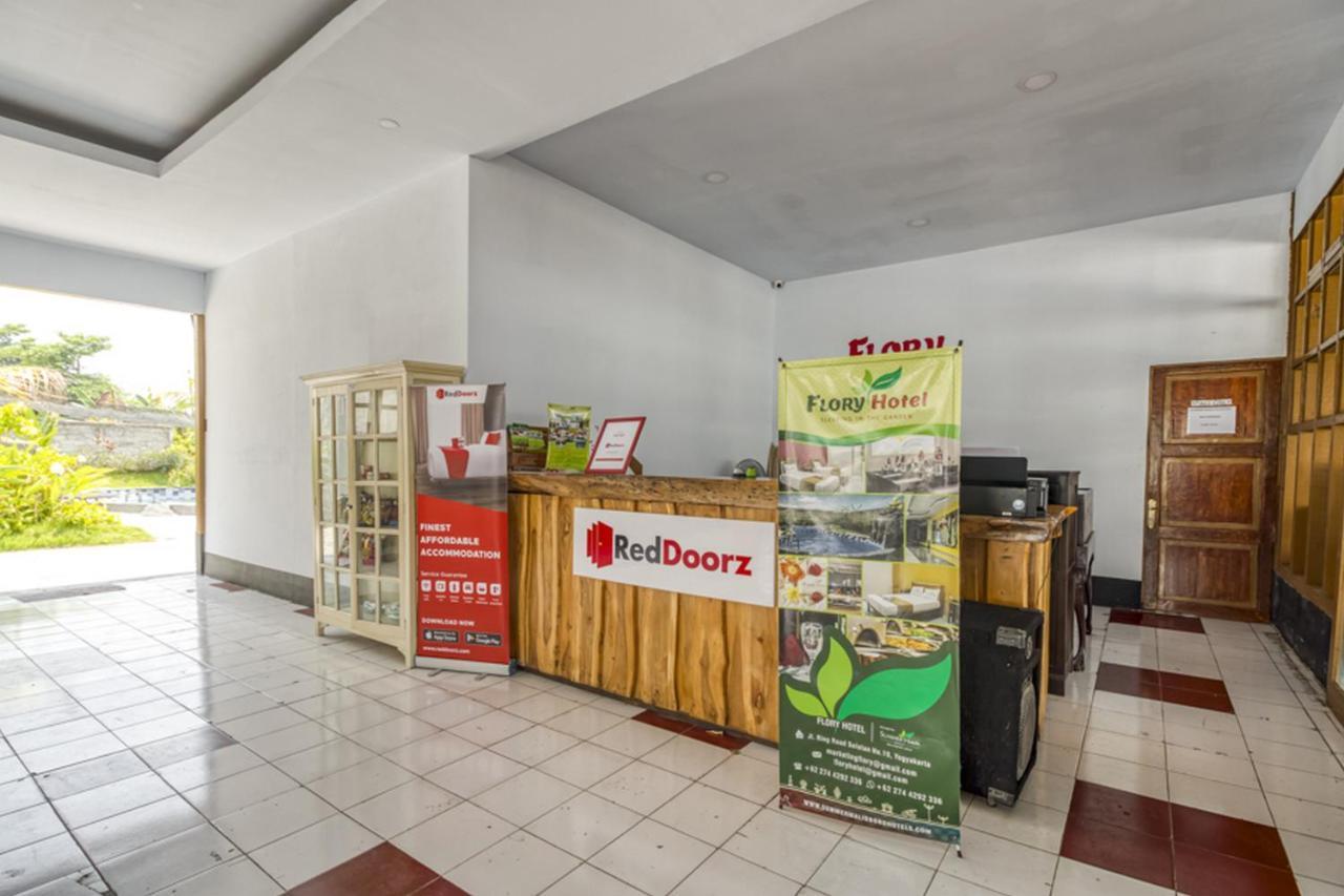 Reddoorz Plus @ Flory Hotel יוגיאקרטה מראה חיצוני תמונה