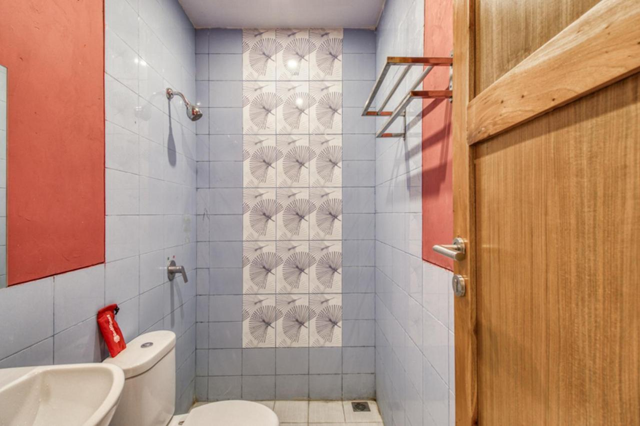 Reddoorz Plus @ Flory Hotel יוגיאקרטה מראה חיצוני תמונה