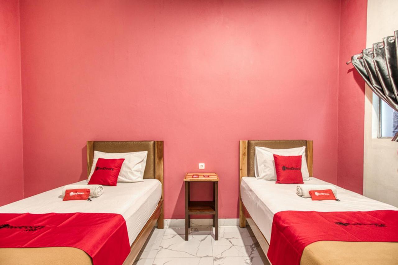 Reddoorz Plus @ Flory Hotel יוגיאקרטה מראה חיצוני תמונה