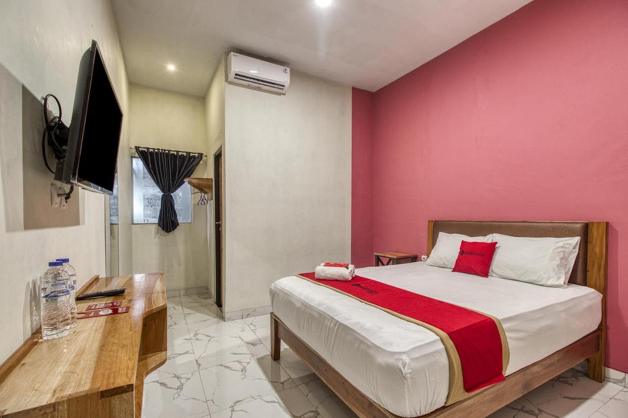 Reddoorz Plus @ Flory Hotel יוגיאקרטה מראה חיצוני תמונה