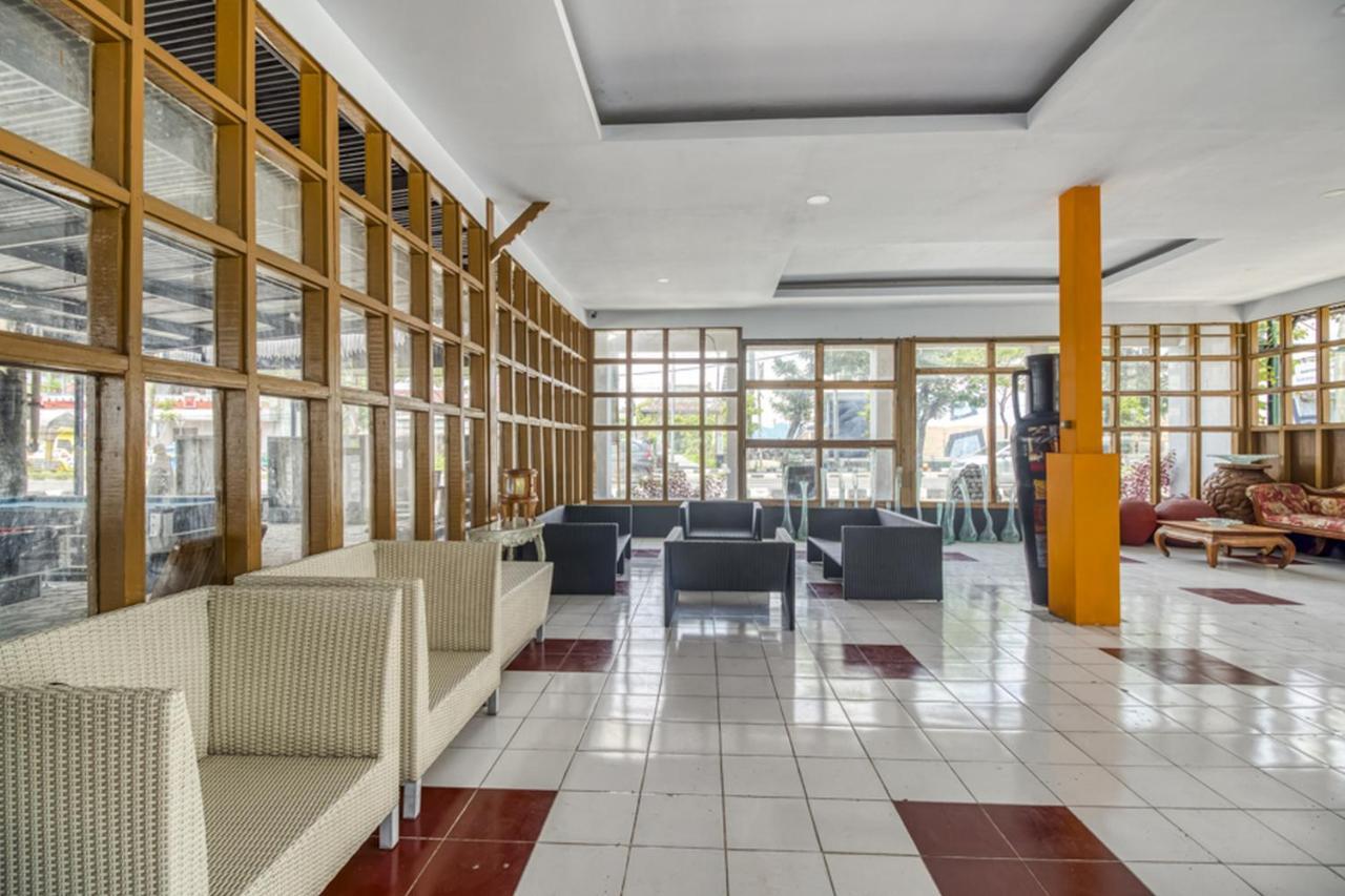 Reddoorz Plus @ Flory Hotel יוגיאקרטה מראה חיצוני תמונה