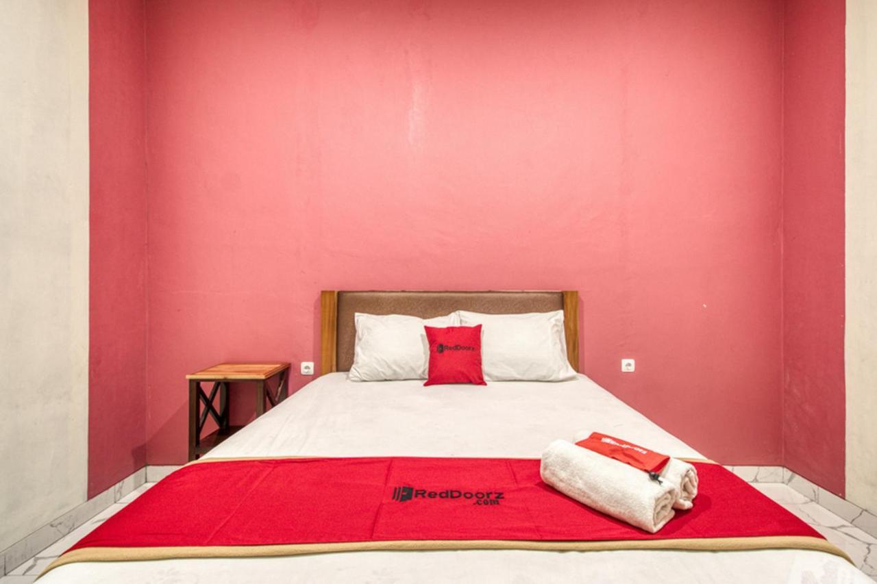 Reddoorz Plus @ Flory Hotel יוגיאקרטה מראה חיצוני תמונה