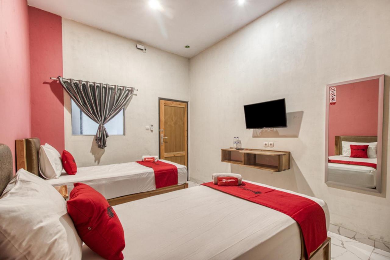 Reddoorz Plus @ Flory Hotel יוגיאקרטה מראה חיצוני תמונה