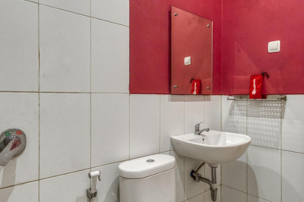 Reddoorz Plus @ Flory Hotel יוגיאקרטה מראה חיצוני תמונה